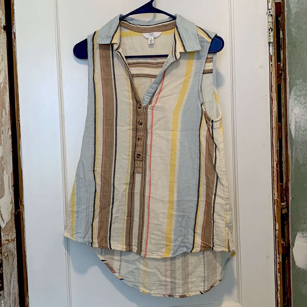 Sleeveless shirt with collar and half buttons - hardly worn!